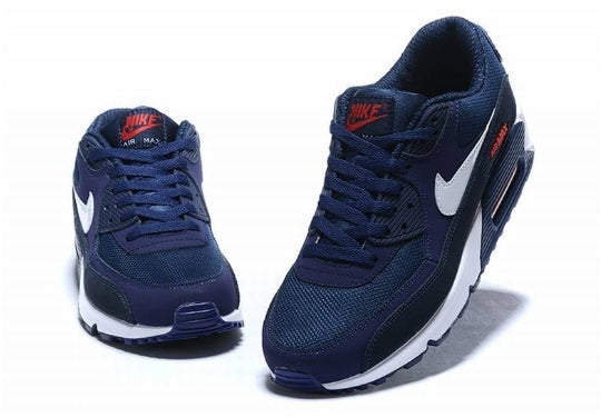 Les baskets Nike Air Max 90 Futura sont des pièces maîtresses de la mode.