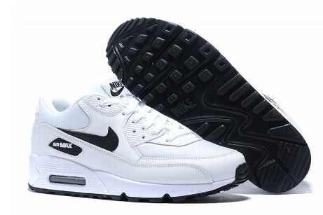 Les baskets Nike Air Max 90 Futura sont des pièces maîtresses de la mode.