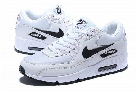 Les baskets Nike Air Max 90 Futura sont des pièces maîtresses de la mode.