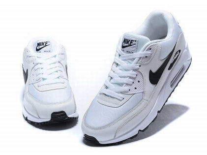 Les baskets Nike Air Max 90 Futura sont des pièces maîtresses de la mode.