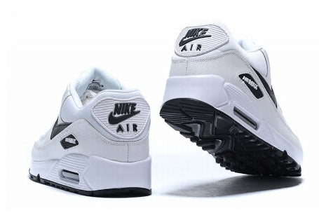 Les baskets Nike Air Max 90 Futura sont des pièces maîtresses de la mode.