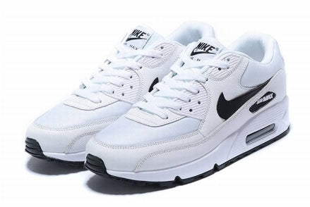 Les baskets Nike Air Max 90 Futura sont des pièces maîtresses de la mode.