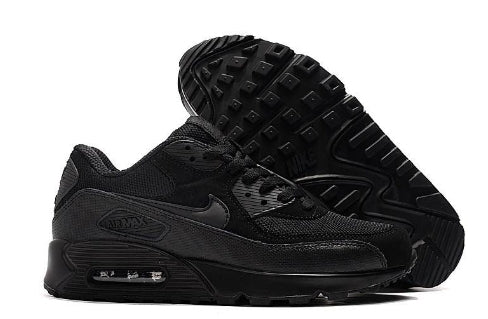 Les baskets Nike Air Max 90 Futura sont des pièces maîtresses de la mode.