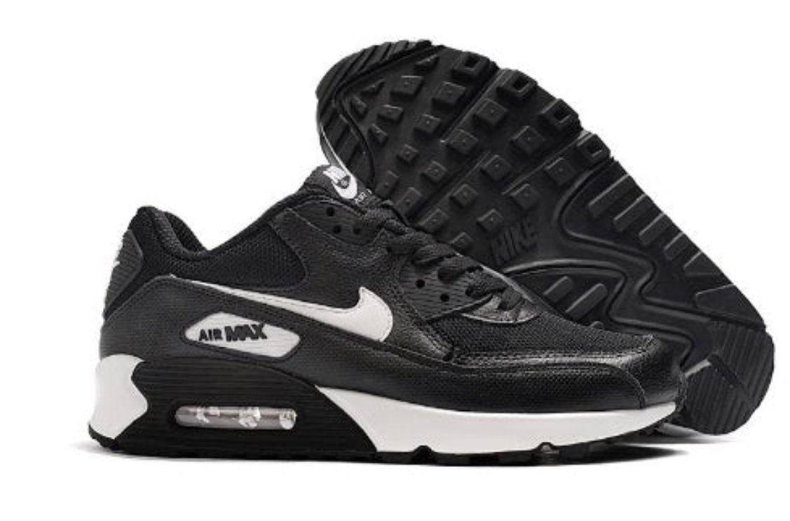 Les baskets Nike Air Max 90 Futura sont des pièces maîtresses de la mode.