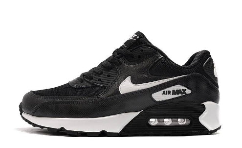 Les baskets Nike Air Max 90 Futura sont des pièces maîtresses de la mode.