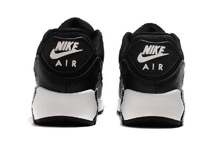 Les baskets Nike Air Max 90 Futura sont des pièces maîtresses de la mode.