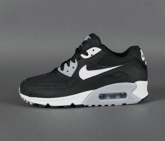 Les baskets Nike Air Max 90 Futura sont des pièces maîtresses de la mode.