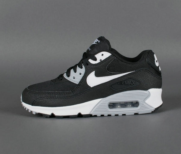 Les baskets Nike Air Max 90 Futura sont des pièces maîtresses de la mode.