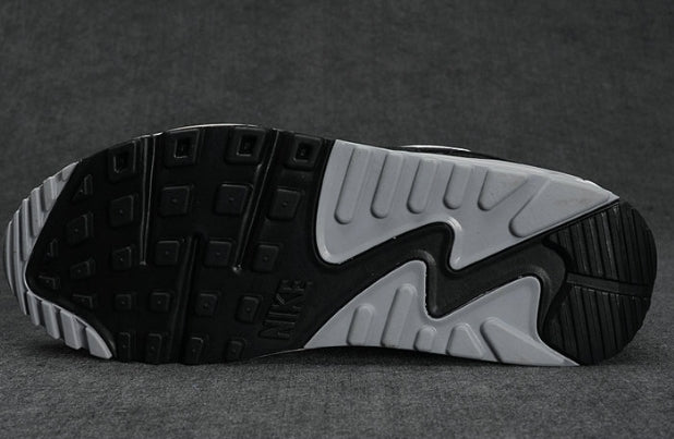 Les baskets Nike Air Max 90 Futura sont des pièces maîtresses de la mode.