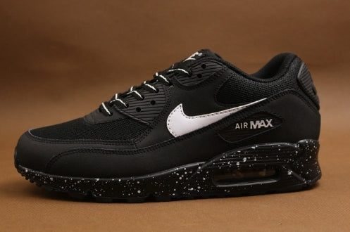 Les baskets Nike Air Max 90 Futura sont des pièces maîtresses de la mode.