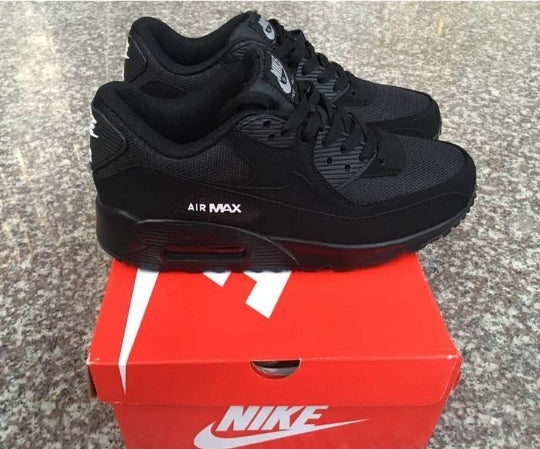 Les baskets Nike Air Max 90 Futura sont des pièces maîtresses de la mode.