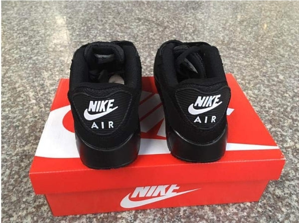 Les baskets Nike Air Max 90 Futura sont des pièces maîtresses de la mode.