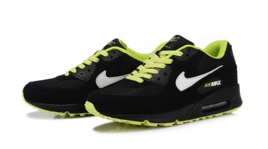 Les baskets Nike Air Max 90 Futura sont des pièces maîtresses de la mode.