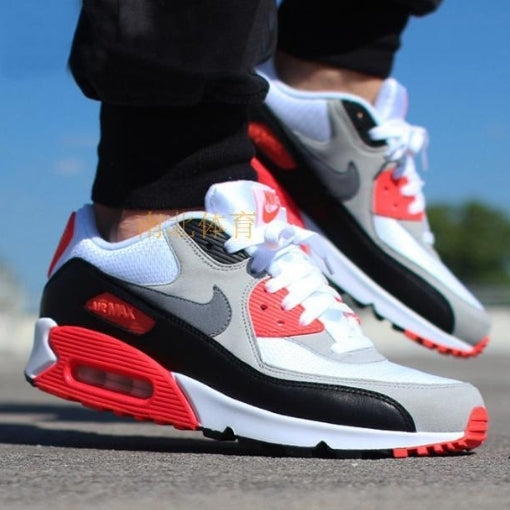 Les baskets Nike Air Max 90 Futura sont des pièces maîtresses de la mode.