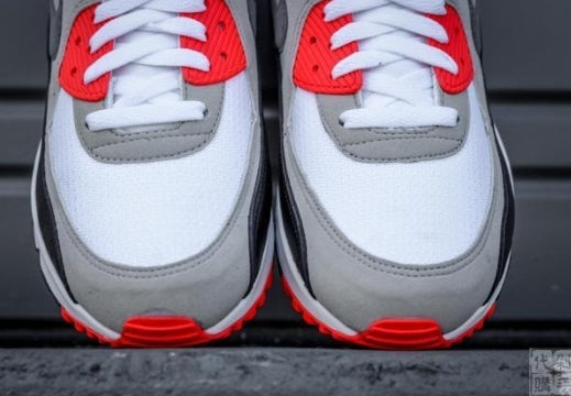 Les baskets Nike Air Max 90 Futura sont des pièces maîtresses de la mode.