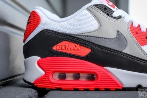 Les baskets Nike Air Max 90 Futura sont des pièces maîtresses de la mode.