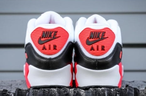 Les baskets Nike Air Max 90 Futura sont des pièces maîtresses de la mode.