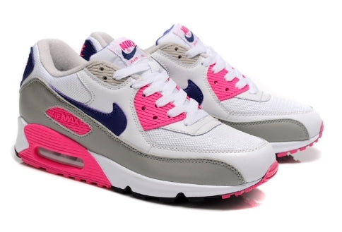 Les baskets Nike Air Max 90 Futura sont des pièces maîtresses de la mode.