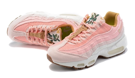 Les baskets Nike Air Max 95 Femme incarnent parfaitement l'évolution emblématique de la ligne Nike.