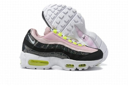 Les baskets Nike Air Max 95 Femme incarnent parfaitement l'évolution emblématique de la ligne Nike.