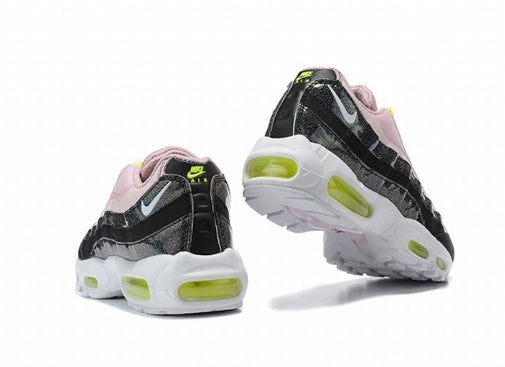 Les baskets Nike Air Max 95 Femme incarnent parfaitement l'évolution emblématique de la ligne Nike.