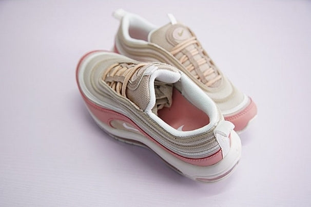 Les baskets Nike Air Max 97 Femme  sont des pièces maîtresses de la mode. Avec un look décontractée style iconique tendance olution emblématique de la ligne Nike, les Nike Air Max 97 sont un témoignage de l'engagement de Nike à combiner style et innovation.