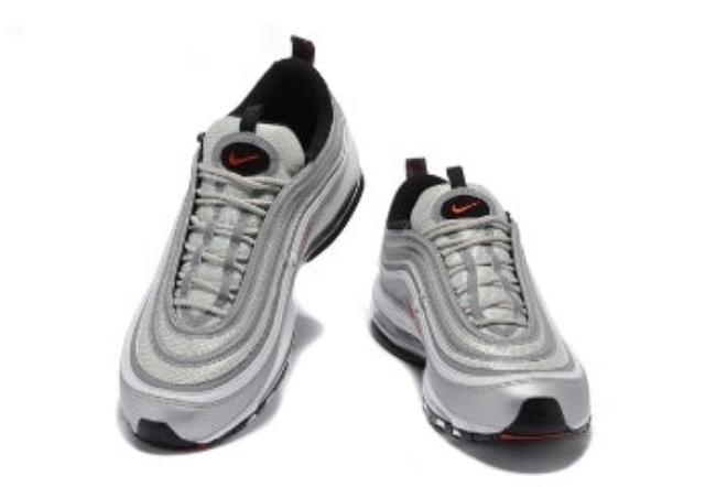 Les baskets Nike Air Max 97 Femme  sont des pièces maîtresses de la mode. Avec un look décontractée style iconique tendance olution emblématique de la ligne Nike, les Nike Air Max 97 sont un témoignage de l'engagement de Nike à combiner style et innovation.