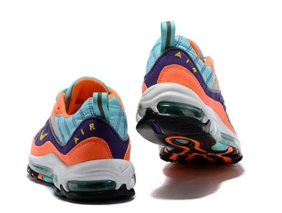 Baskets Nike Air Max 98  Grape sont un témoignage de l'engagement de Nike à combiner style et innovation.
