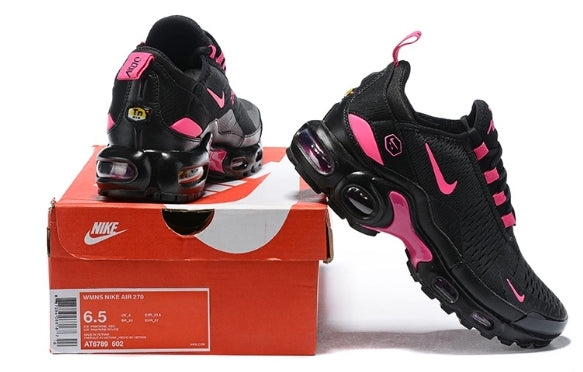 Les baskets Nike Air Max 270 Plus Femme combinent deux des modèles les plus emblématiques de la marque : les Air Max 270 et les Air Max Plus.