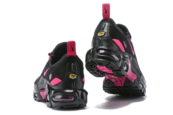 Les baskets Nike Air Max 270 Plus Femme combinent deux des modèles les plus emblématiques de la marque : les Air Max 270 et les Air Max Plus.