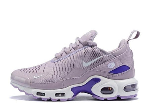 Les baskets Nike Air Max 270 Plus Femme combinent deux des modèles les plus emblématiques de la marque : les Air Max 270 et les Air Max Plus.