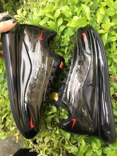 Les baskets Nike Air Max 720 95 Femme marient le design emblématique des Air Max 95 avec l'innovation moderne de l’unité Air Max 720.