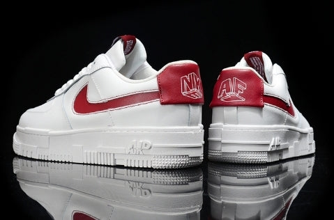 Les baskets Nike Air Max Pixel Femme incarnent une élégance contemporaine et un design moderniste qui captivent immédiatement.