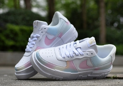 Les baskets Nike Air Max Pixel Femme incarnent une élégance contemporaine et un design moderniste qui captivent immédiatement.