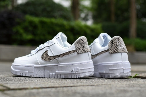 Les baskets Nike Air Max Pixel Femme incarnent une élégance contemporaine et un design moderniste qui captivent immédiatement.