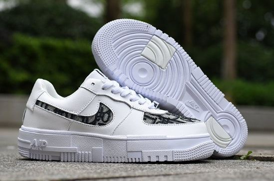 Les baskets Nike Air Max Pixel Femme incarnent une élégance contemporaine et un design moderniste qui captivent immédiatement.