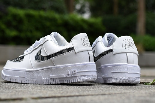 Les baskets Nike Air Max Pixel Femme incarnent une élégance contemporaine et un design moderniste qui captivent immédiatement.