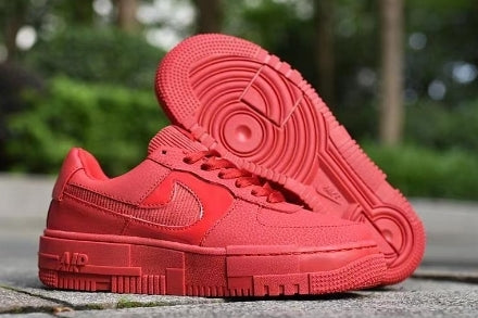 Les baskets Nike Air Max Pixel Femme incarnent une élégance contemporaine et un design moderniste qui captivent immédiatement.