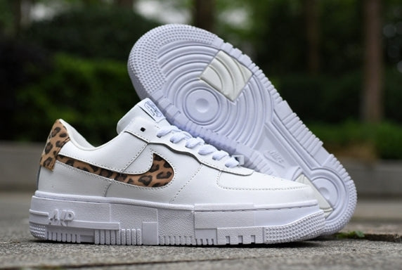 Les baskets Nike Air Max Pixel Femme incarnent une élégance contemporaine et un design moderniste qui captivent immédiatement.