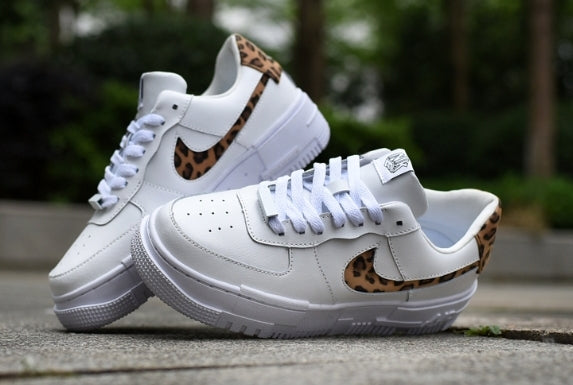 Les baskets Nike Air Max Pixel Femme incarnent une élégance contemporaine et un design moderniste qui captivent immédiatement.