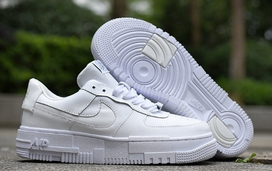 Les baskets Nike Air Max Pixel Femme incarnent une élégance contemporaine et un design moderniste qui captivent immédiatement.