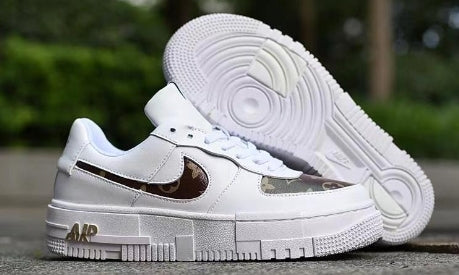 Les baskets Nike Air Max Pixel Femme incarnent une élégance contemporaine et un design moderniste qui captivent immédiatement.