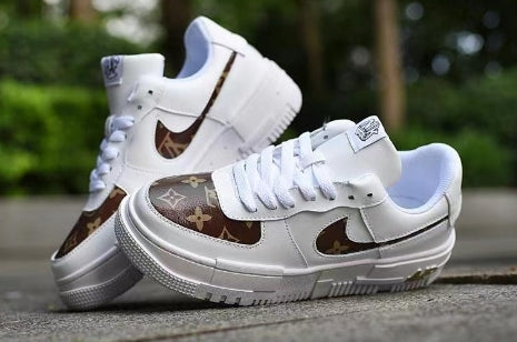 Les baskets Nike Air Max Pixel Femme incarnent une élégance contemporaine et un design moderniste qui captivent immédiatement.