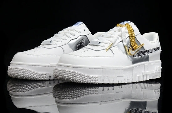 Les baskets Nike Air Max Pixel Femme incarnent une élégance contemporaine et un design moderniste qui captivent immédiatement.