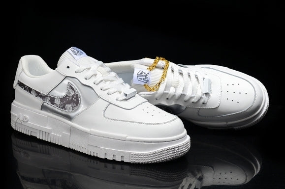 Les baskets Nike Air Max Pixel Femme incarnent une élégance contemporaine et un design moderniste qui captivent immédiatement.
