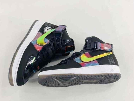 Premièrement : Les baskets  Nike Air Force 1 High Femme réinventent la silhouette classique avec un design montant emblématique.