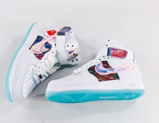 Premièrement : Les baskets  Nike Air Force 1 High Femme réinventent la silhouette classique avec un design montant emblématique.