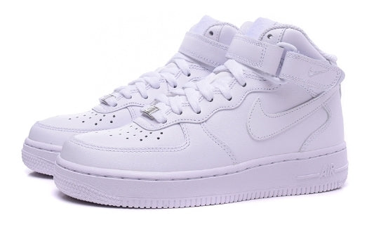 Premièrement : Les  Nike Air Force 1 High Femme réinventent la silhouette classique avec un design montant emblématique.