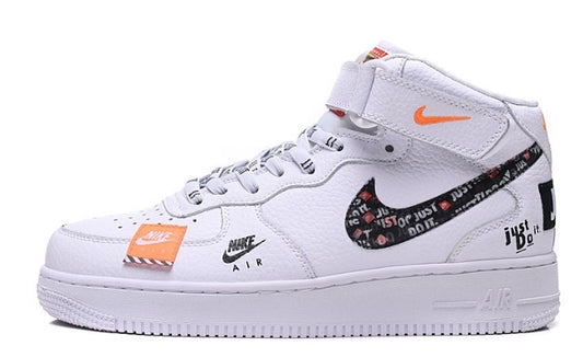 Premièrement : Les baskets  Nike Air Force 1 High Femme réinventent la silhouette classique avec un design montant emblématique.