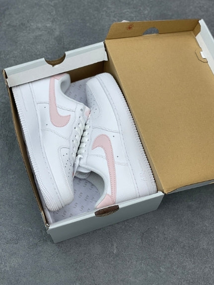 Premièrement : Les baskets Nike Air Force 1 femme sont bien plus qu’une simple paire de baskets – elles incarnent un style légendaire, un confort exceptionnel et une polyvalence inégalée.